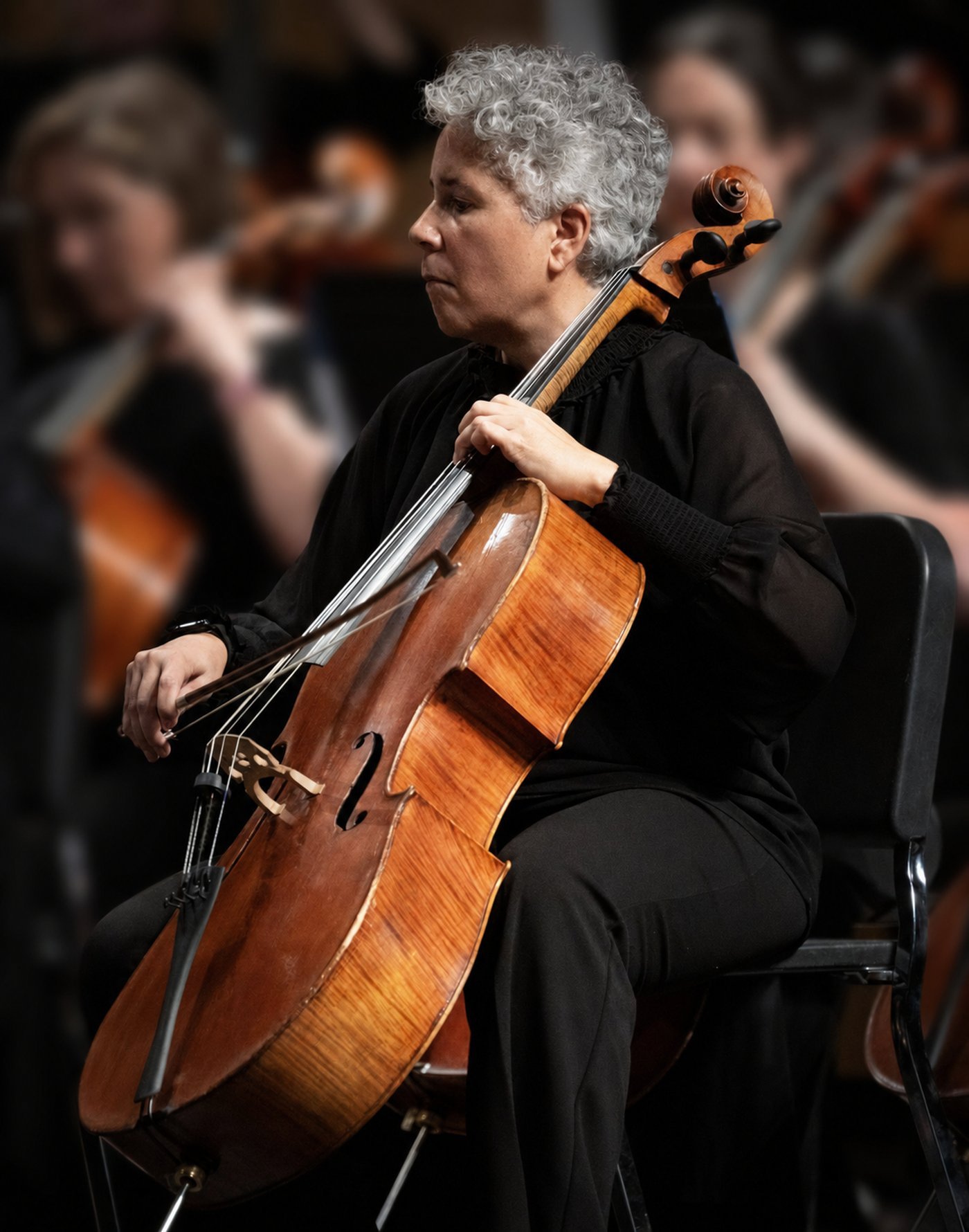 Leanne Felzien performing cello